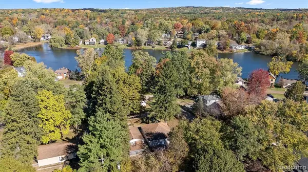 1334 De Goff Court, Lake Orion Vlg, MI 48362