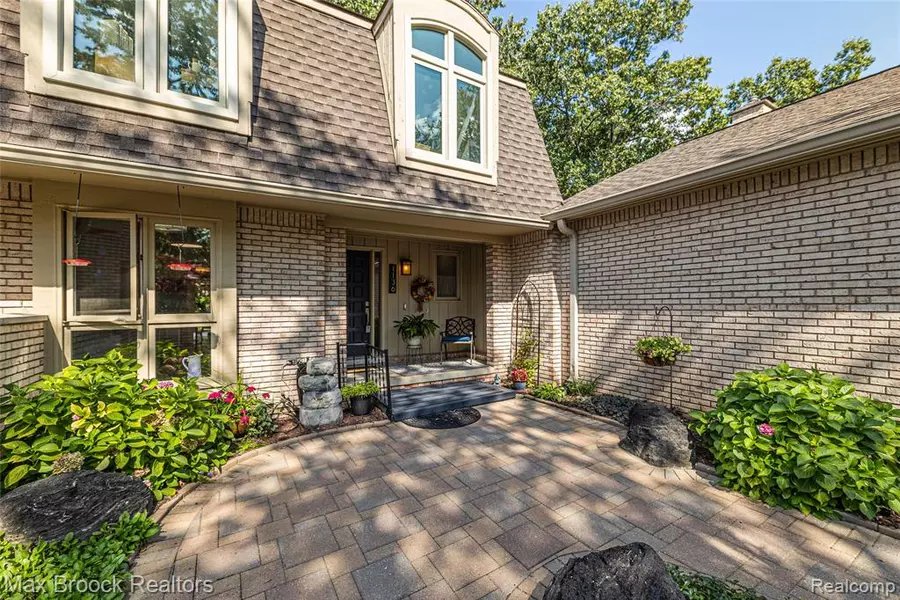 1136 Meadowglen Court, Bloomfield Hills, MI 48304