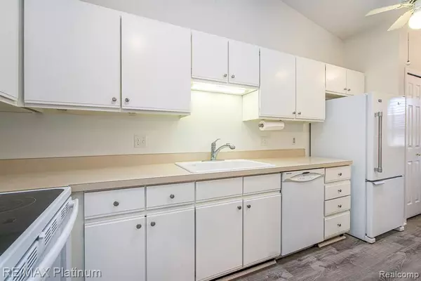 South Lyon, MI 48178,61961 Yorktown 4