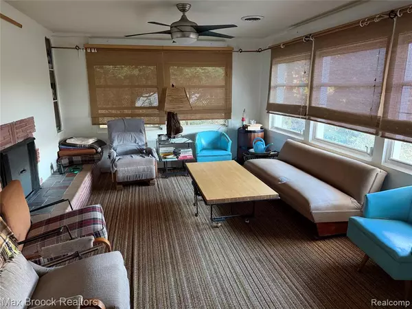 West Bloomfield Twp, MI 48323,6433 Walnut Lake Road