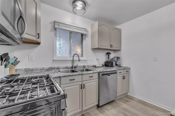 Farmington, MI 48336,23372 Larkshire Street