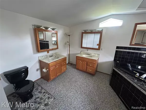 Shelby Twp, MI 48317,48582 Lakeview Circle