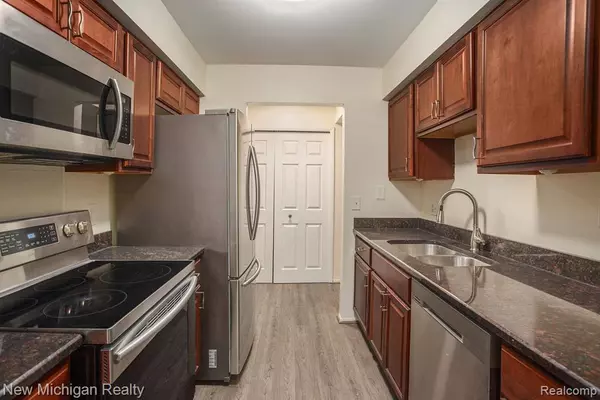 Farmington, MI 48334,29860 W 12 Mile Road 604