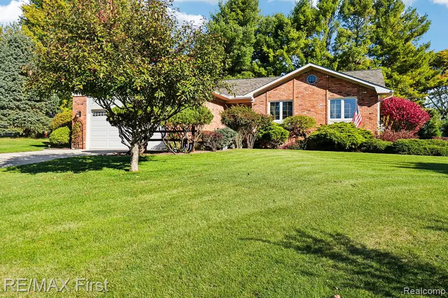 1200 Eagle Nest Drive, Rochester, MI 48306