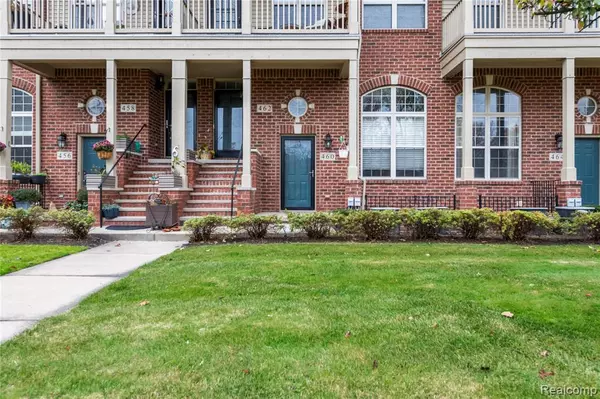 Walled Lake, MI 48390,460 Old Pine Way 16