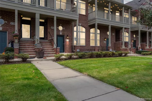 460 Old Pine Way 16, Walled Lake, MI 48390