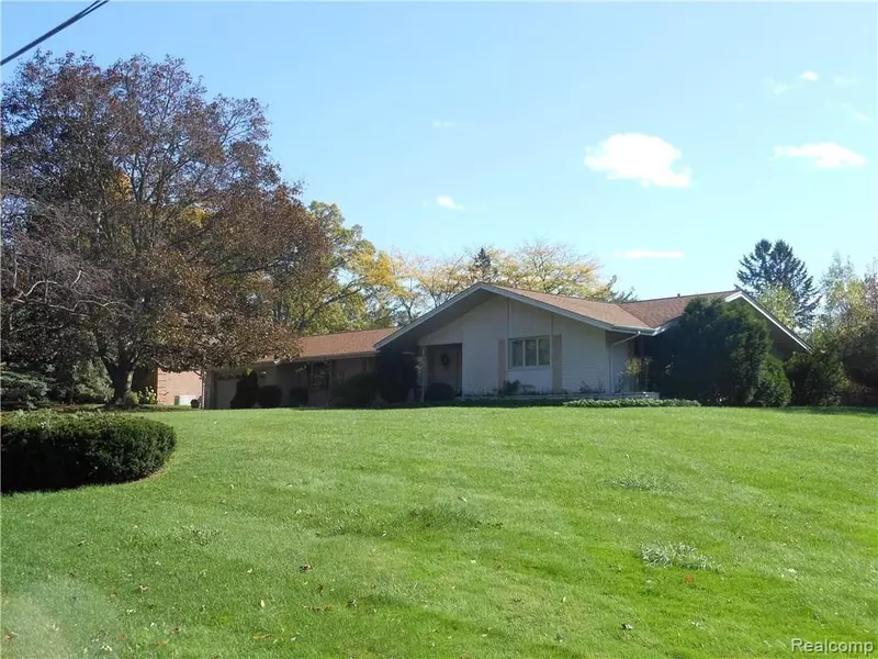 6038 ROLLING GREEN DR, Grand Blanc Twp, MI 48439