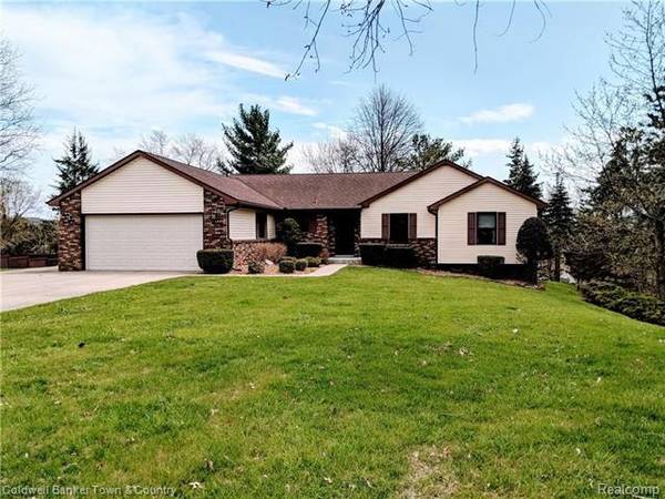 11822 KNOB HILL DR, Brighton, MI 48114