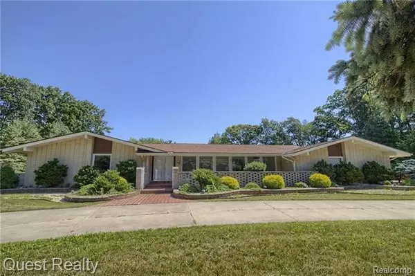 38296 E HORSESHOE DR, Clinton Twp, MI 48036