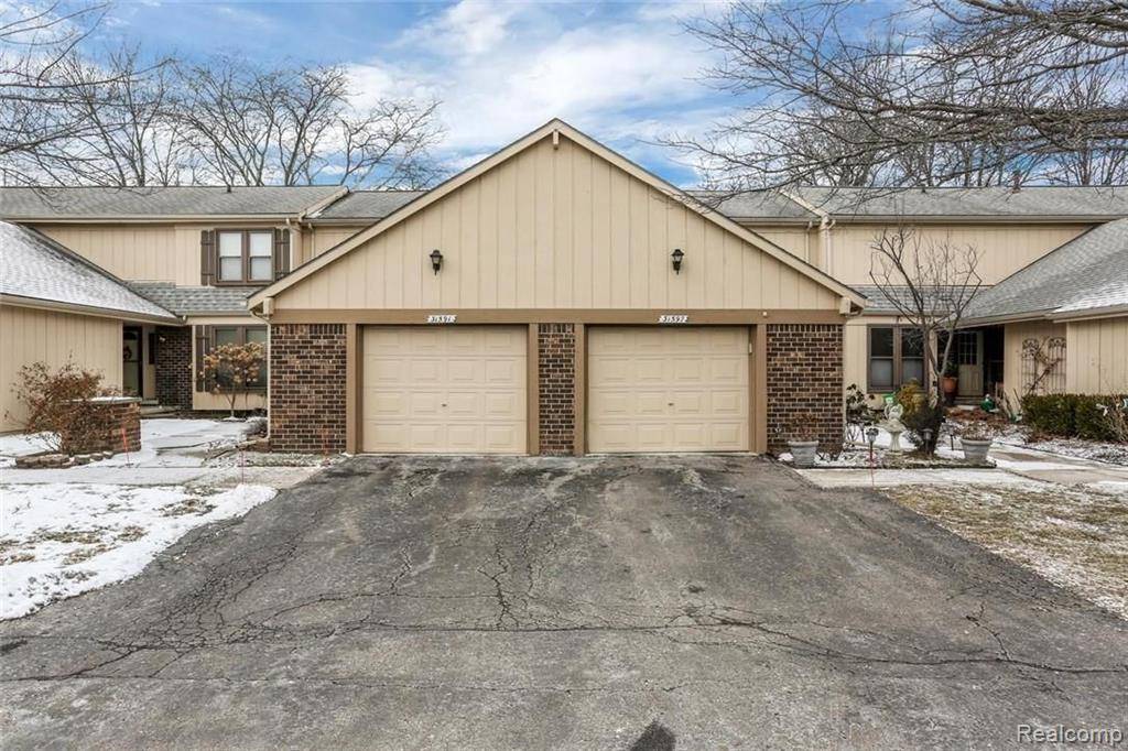 31597 GREEN MEADOW LN, Warren, MI 48093