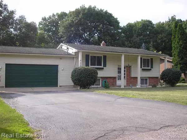 2105 Highfield, Waterford, MI 48329