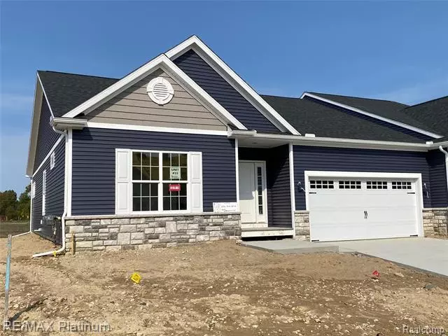 2752 BLUE SKY DR 33, Howell, MI 48843