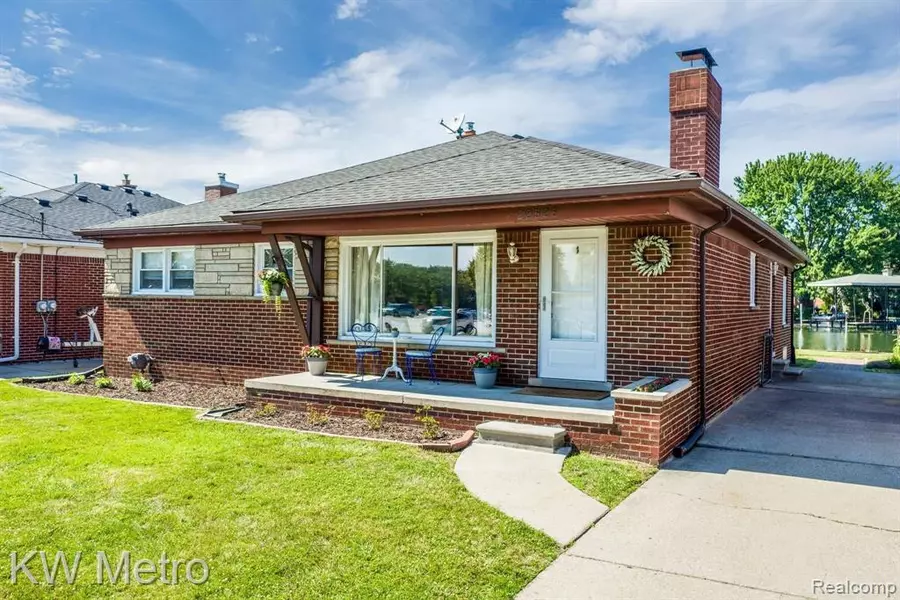 22525 E 11 MILE RD, St. Clair Shores, MI 48081