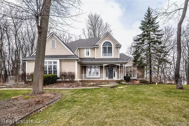 7523 MISTWOOD Drive, White Lake, MI 48383