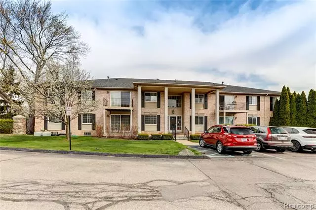 6139 Orchard Lake Rd Apt204, West Bloomfield Twp, MI 48322