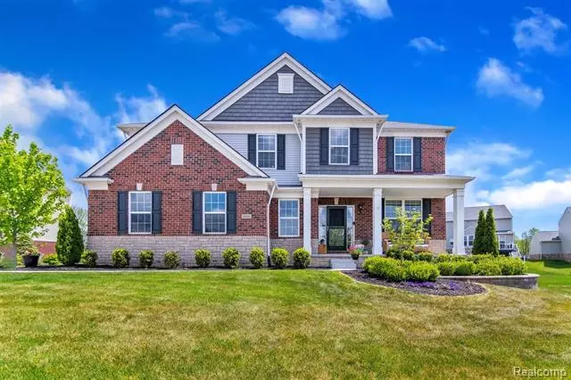 25000 CARRIAGE Lane, South Lyon, MI 48178