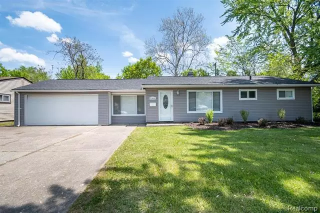 23644 LAUREN Avenue E, Warren, MI 48089