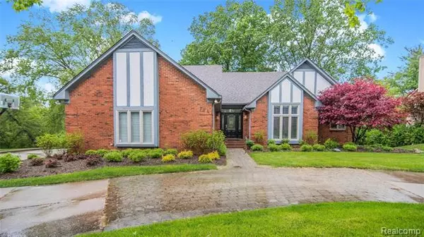 7241 OAKWOOD Drive, West Bloomfield Twp, MI 48322