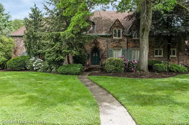 166 Ridge Road, Grosse Pointe Farms, MI 48236