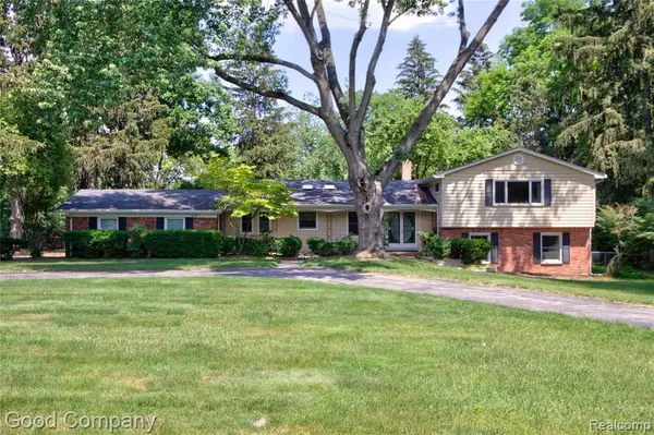 6205 INDIANWOOD Trail, Bloomfield Twp, MI 48301