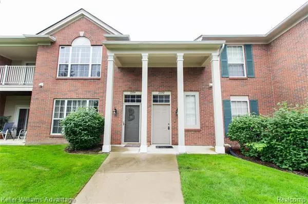 22202 CHESAPEAKE Circle, Walled Lake, MI 48390