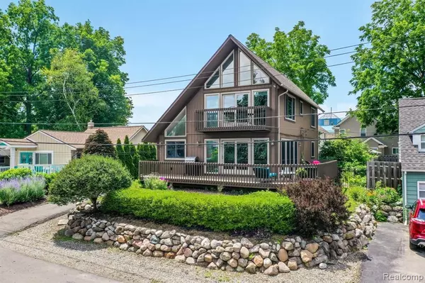 1664 Beechcroft Street, Keego Harbor, MI 48320