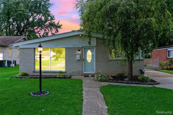 22634 Detour Street, St. Clair Shores, MI 48082