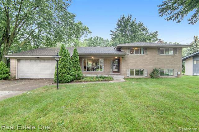 8561 CHICAGO RD, Warren, MI 48093