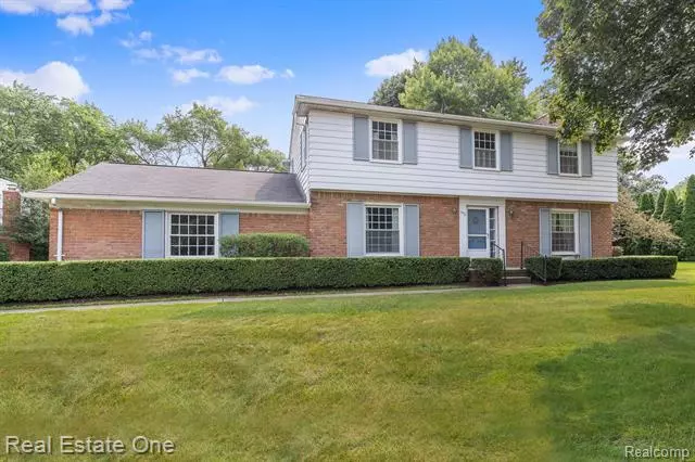 450 Henley Drive, Bloomfield Twp, MI 48304