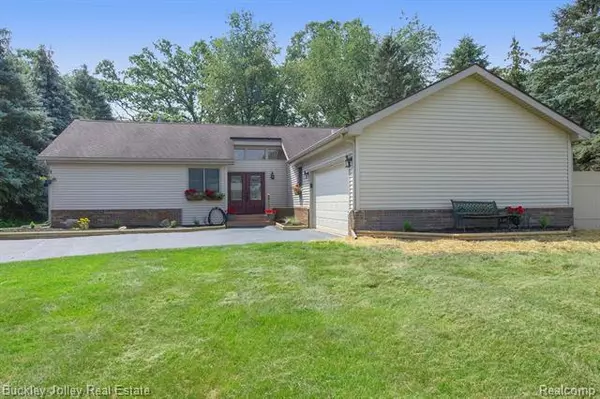 11890 CREEKSIDE Lane, Brighton, MI 48114