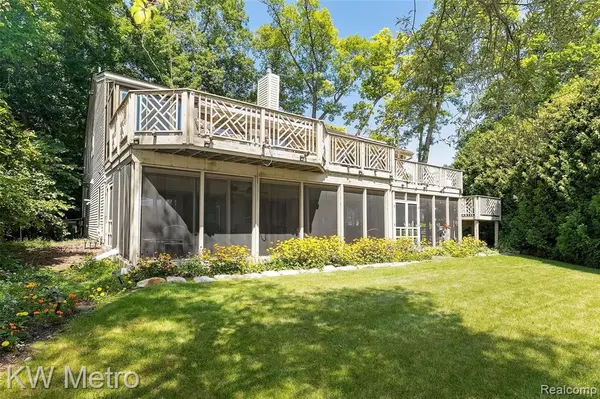 2996 LOON LAKE SHORES Road, Waterford Twp, MI 48329