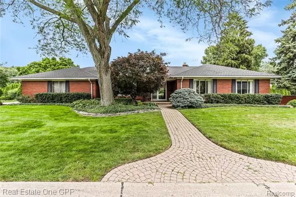 26 SHORECREST Circle, Grosse Pointe Shores, MI 48236