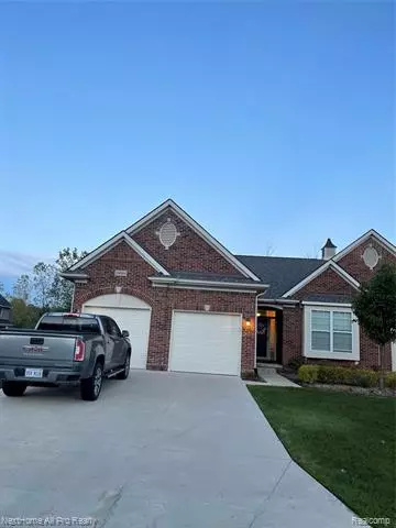 24884 VALLEYWOOD Drive 44, South Lyon, MI 48178