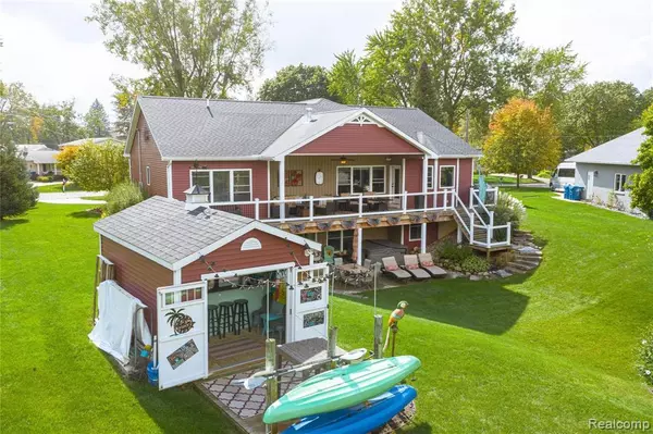 1394 BLUE WATER Drive, Fenton Twp, MI 48430