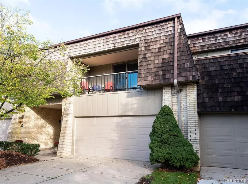 1240 Oakwood Court, Rochester Hills, MI 48307