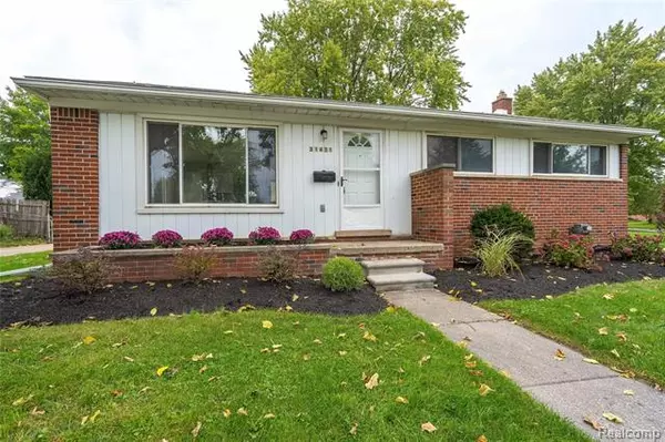 31411 LYONS Circle W, Warren, MI 48092