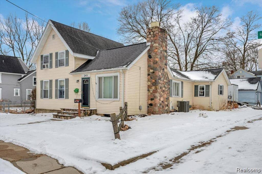 745 N CALHOUN Street, Lapeer, MI 48446