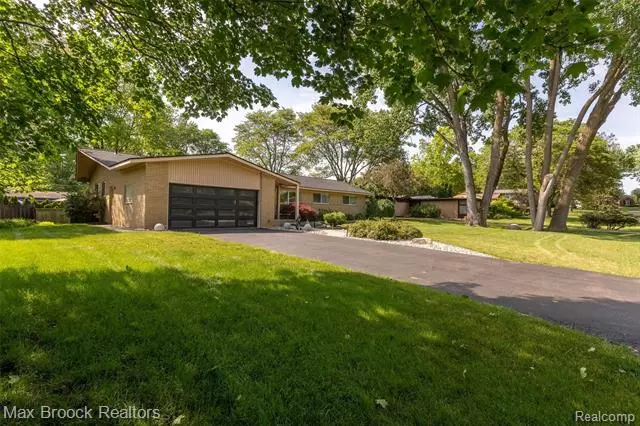 6938 SANDALWOOD Drive, Bloomfield Hills, MI 48301