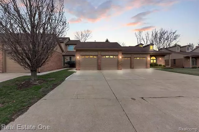 20731 COUNTRY OAKS Drive 5, Riverview, MI 48193