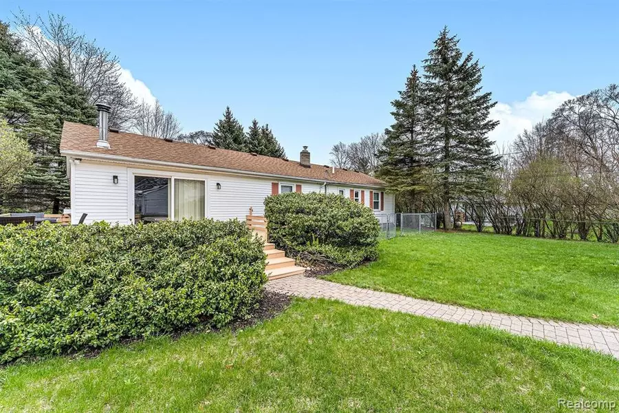 2320 Emmons Avenue, Rochester Hills, MI 48307