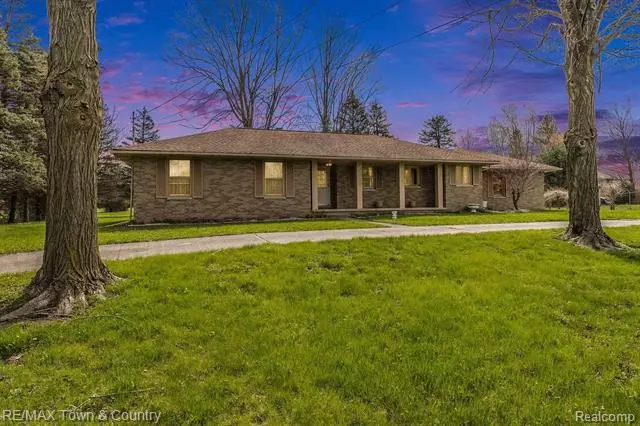 6093 S CENTER Road, Grand Blanc Twp, MI 48439