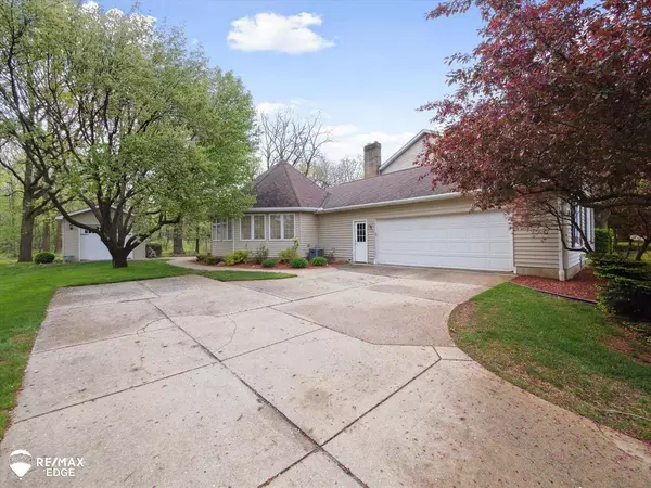 Grand Blanc Twp, MI 48439,9705 Burning Tree Drive
