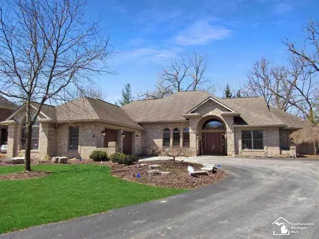 8800 Middleton Ct, Grosse Ile, MI 48138