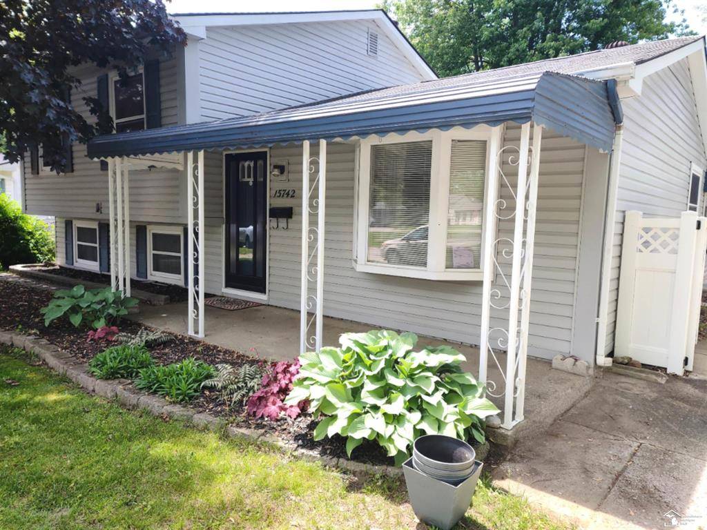15742 Woodmont St Street, Romulus, MI 48174