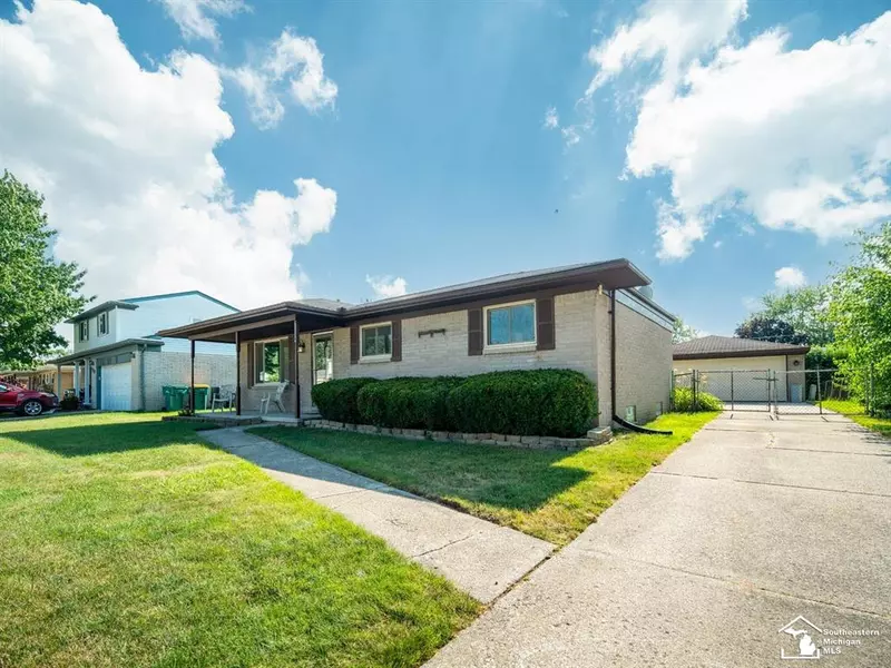 27354 Oakcrest Drive, Brownstown Twp, MI 48183