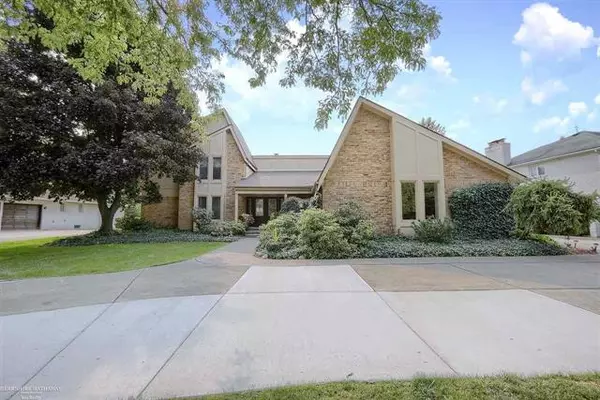 38901 Santa Barbara St, Clinton Twp, MI 48036
