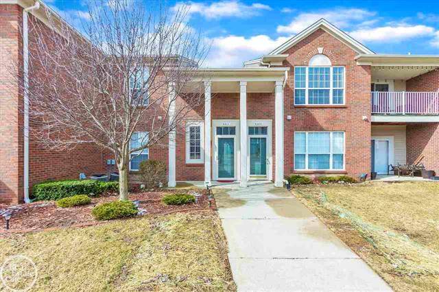 51611 Hale Ln, Chesterfield Twp, MI 48051
