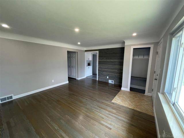 St. Clair Shores, MI 48082,22601 Lake Dr