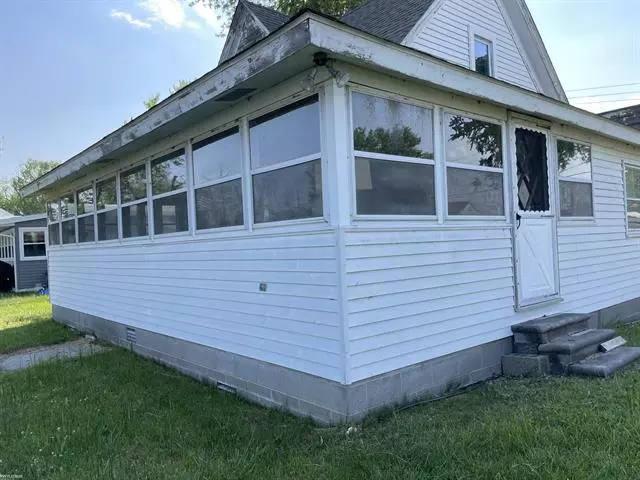 7148 Sax Dr, Clay Twp, MI 48028