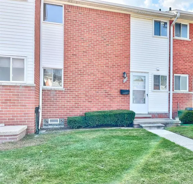 8731 Sterling, Center Line, MI 48015